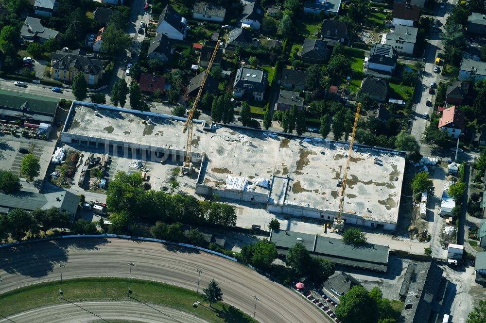 Berlin aus der Vogelperspektive: Revitalisierung und Erweiterungs- Baustelle am Gebäudekomplex des Einkaufszentrum Titlisweg im Ortsteil Mariendorf in Berlin, Deutschland