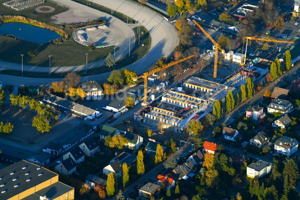 Luftaufnahme Berlin - Revitalisierung und Erweiterungs- Baustelle am Gebäudekomplex des Einkaufszentrum Titlisweg im Ortsteil Mariendorf in Berlin, Deutschland