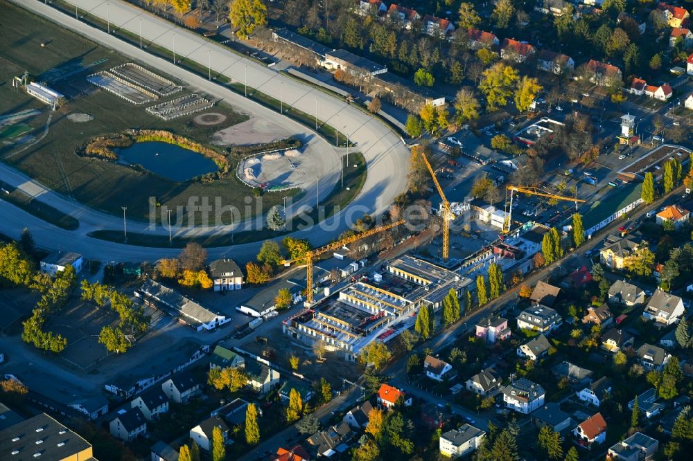 Berlin aus der Vogelperspektive: Revitalisierung und Erweiterungs- Baustelle am Gebäudekomplex des Einkaufszentrum Titlisweg im Ortsteil Mariendorf in Berlin, Deutschland