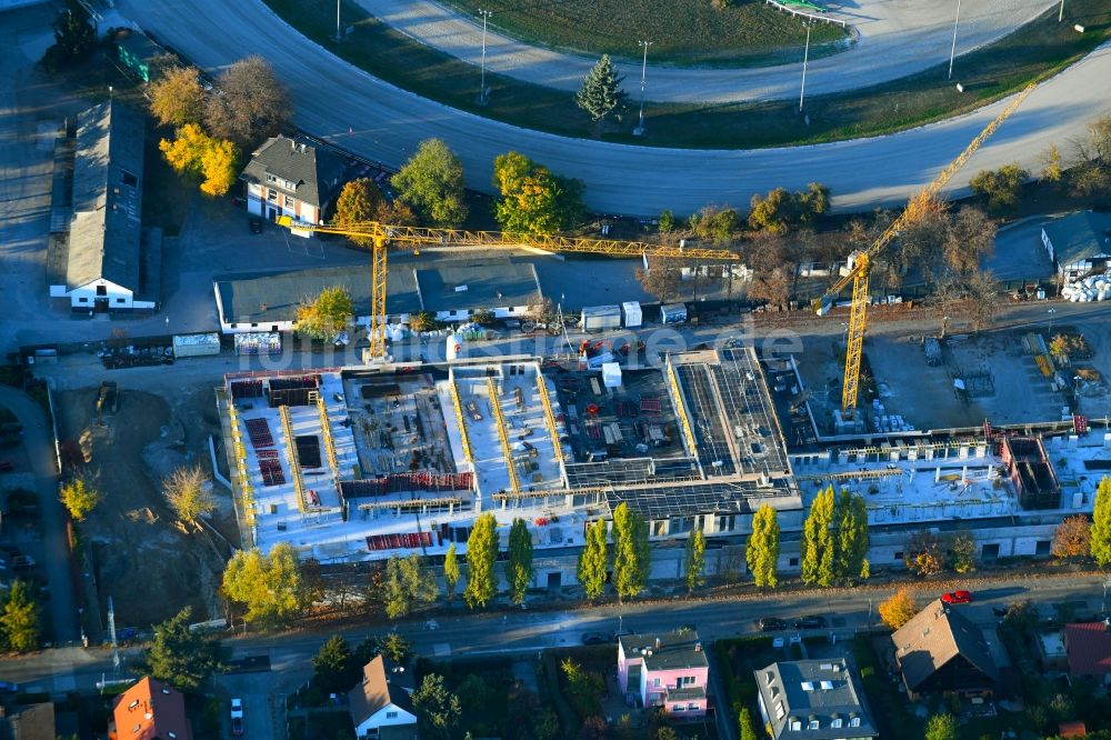 Luftaufnahme Berlin - Revitalisierung und Erweiterungs- Baustelle am Gebäudekomplex des Einkaufszentrum Titlisweg im Ortsteil Mariendorf in Berlin, Deutschland