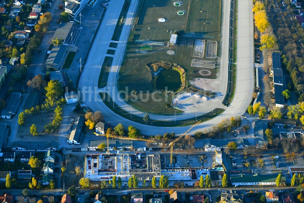 Berlin aus der Vogelperspektive: Revitalisierung und Erweiterungs- Baustelle am Gebäudekomplex des Einkaufszentrum Titlisweg im Ortsteil Mariendorf in Berlin, Deutschland