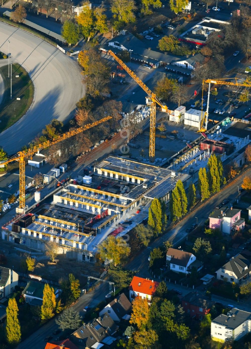 Berlin aus der Vogelperspektive: Revitalisierung und Erweiterungs- Baustelle am Gebäudekomplex des Einkaufszentrum Titlisweg im Ortsteil Mariendorf in Berlin, Deutschland