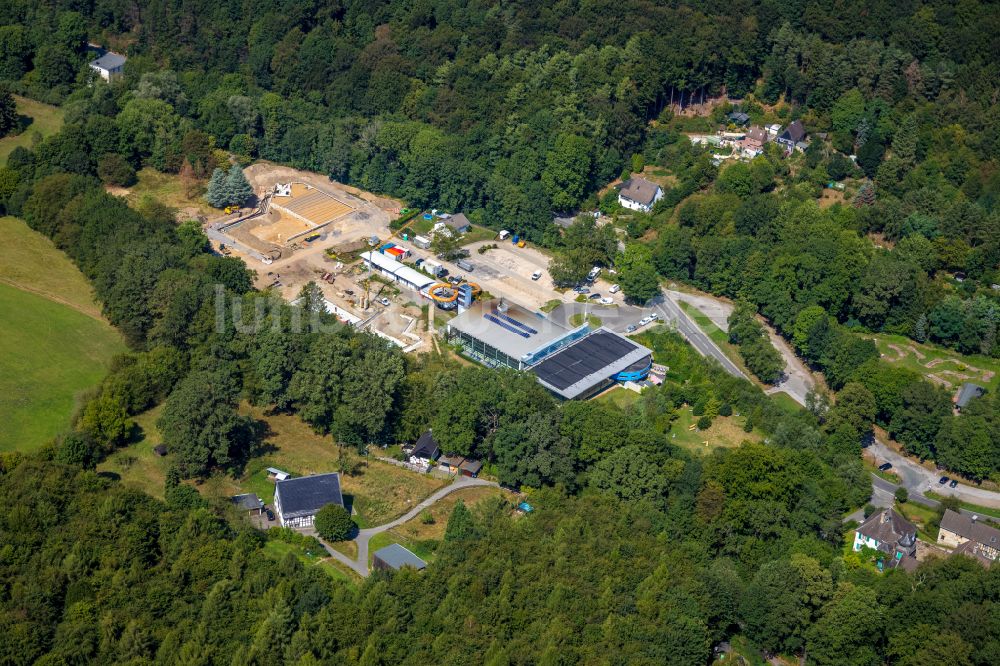 Ennepetal aus der Vogelperspektive: Revitalisierung des Freibad- Schwimmbeckenanlagen des Freibades Klutertbad in Ennepetal im Bundesland Nordrhein-Westfalen, Deutschland