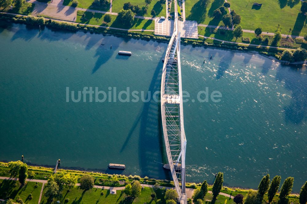 Kehl von oben - Rhein- Flußbrücke Brücke der zwei Ufer für Fußgänger und Radfahrer zum Garten der zwei Ufer über den Rhein nach Strasbourg in Kehl im Bundesland Baden-Württemberg, Deutschland