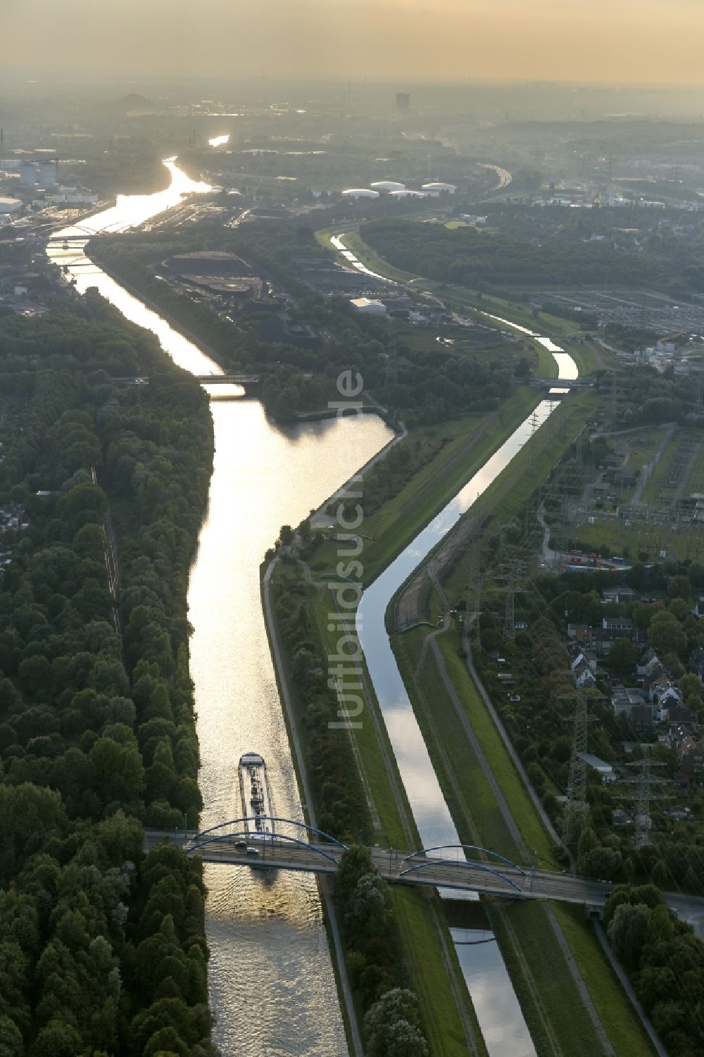 Essen aus der Vogelperspektive: Rhein-Herne-Kanal und Emscher bei Essen im Ruhrgebiet in Nordrhein-Westfalen