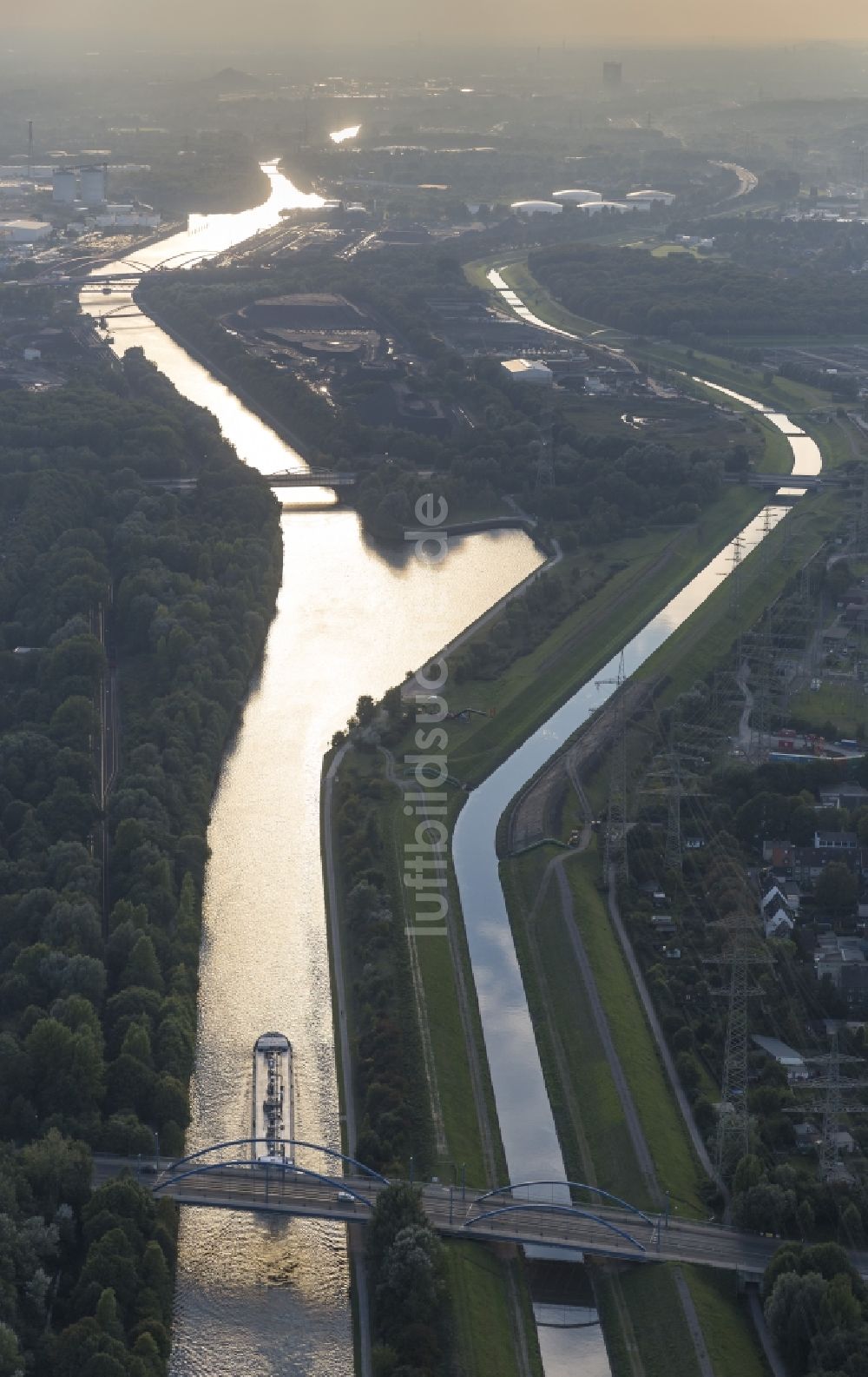 Luftbild Essen - Rhein-Herne-Kanal und Emscher bei Essen im Ruhrgebiet in Nordrhein-Westfalen