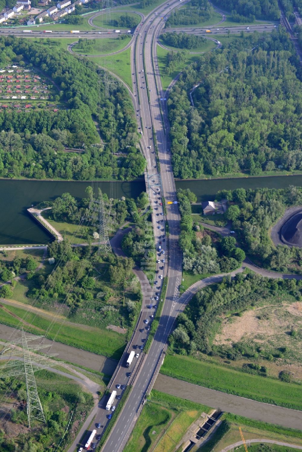 Essen von oben - Rhein-Herne-Kanal in Essen im Bundesland Nordrhein-Westfalen