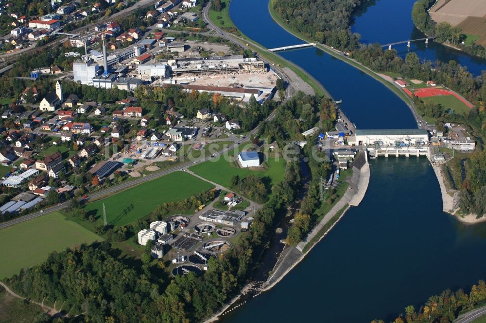 Luftbild Albbruck - Rhein mit Kraftwerk Albbruck und Kläranlage. Abrißarbeiten auf dem Gelände der Industrie- Ruine ehemals Papierfabrik Albbruck in Albbruck im Bundesland Baden-Württemberg, Deutschland