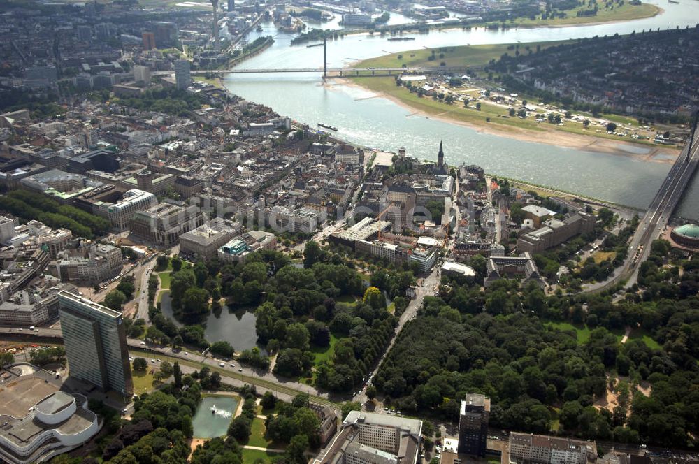 Düsseldorf aus der Vogelperspektive: Rhein mit Rheinkniebrücke, Oberkasseler Brücke und Hofgarten in Düsseldorf