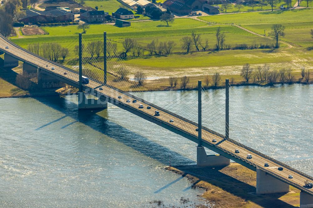 Rees von oben - Rheinbrücke der Bundesstraße B67 in Rees im Bundesland Nordrhein-Westfalen