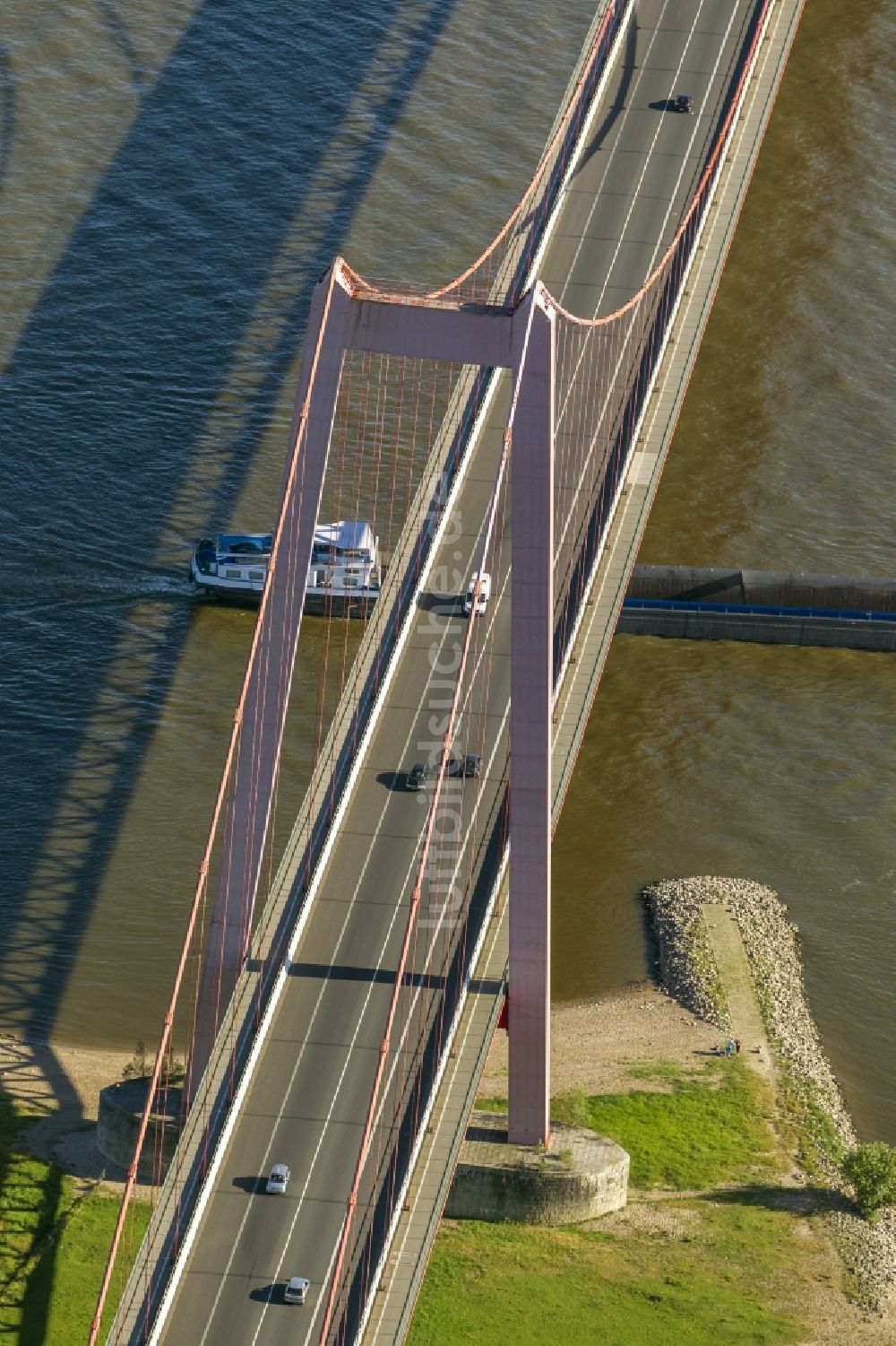 Emmerich aus der Vogelperspektive: Rheinbrücke Emmerich in Nordrhein-Westfalen