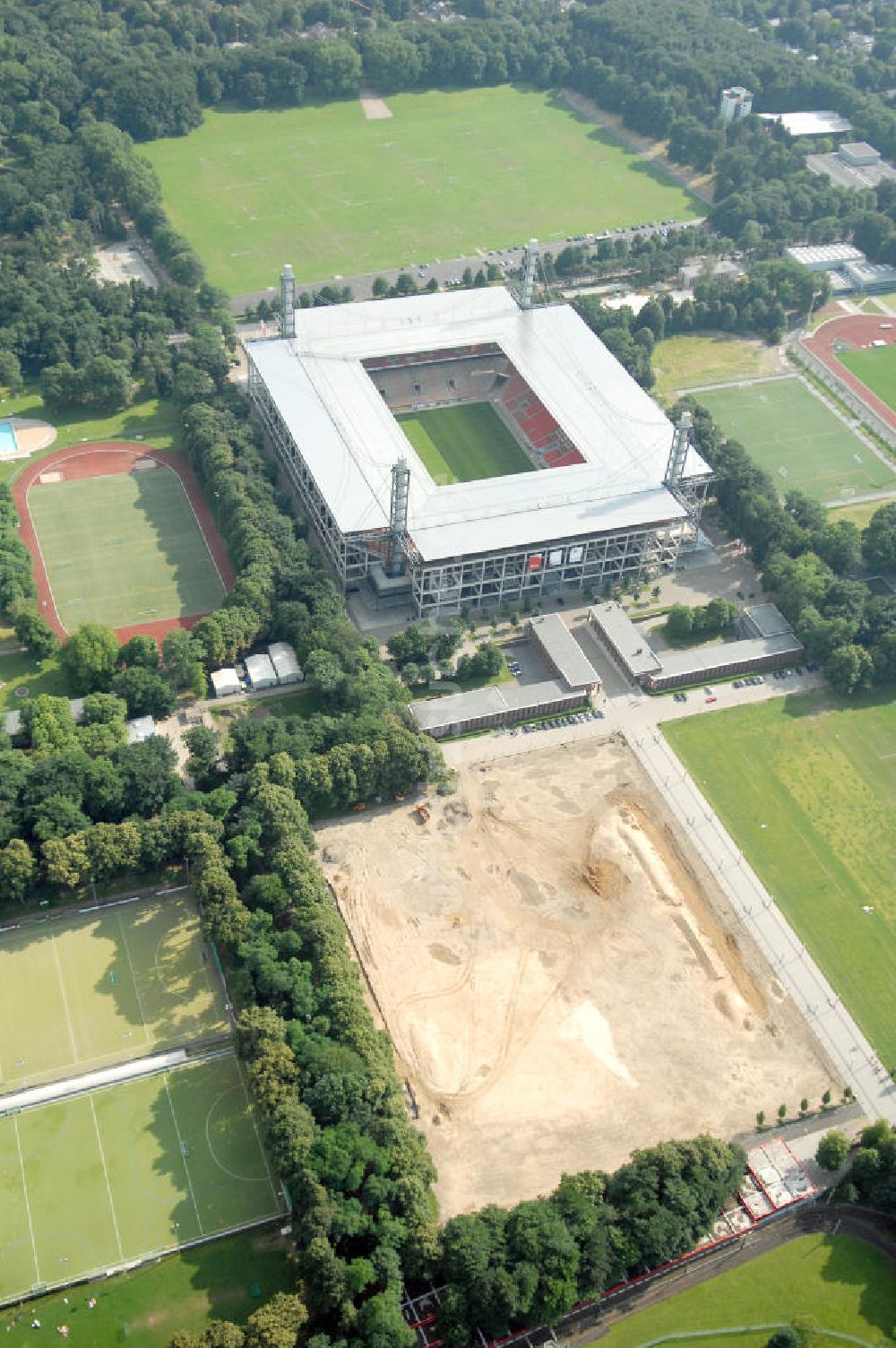 KÖLN aus der Vogelperspektive: RheinEnergieStadion in Köln