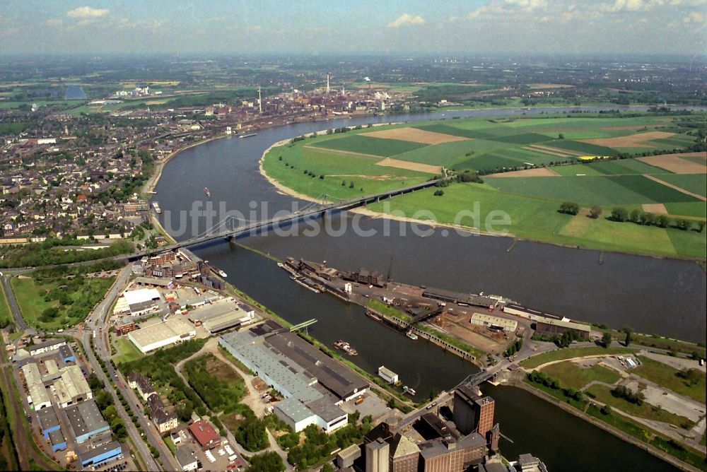 Krefeld aus der Vogelperspektive: Rheinhafen in Krefeld im Bundesland Nordrhein-Westfalen