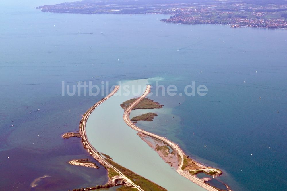 Hard von oben - Rheinmündung in den Bodensee in Hard im Bundesland Vorarlberg von Österreich