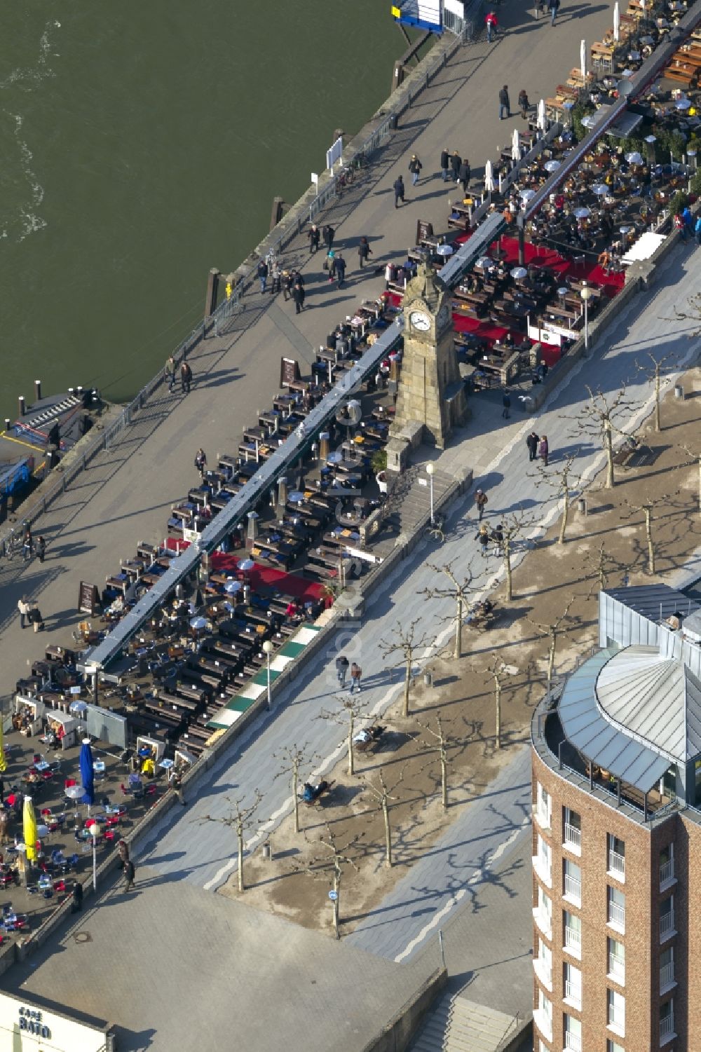 Düsseldorf von oben - Rheinpromenaden am Schloßplatz in Düsseldorf im Bundesland Nordrhein-Westfalen NRW