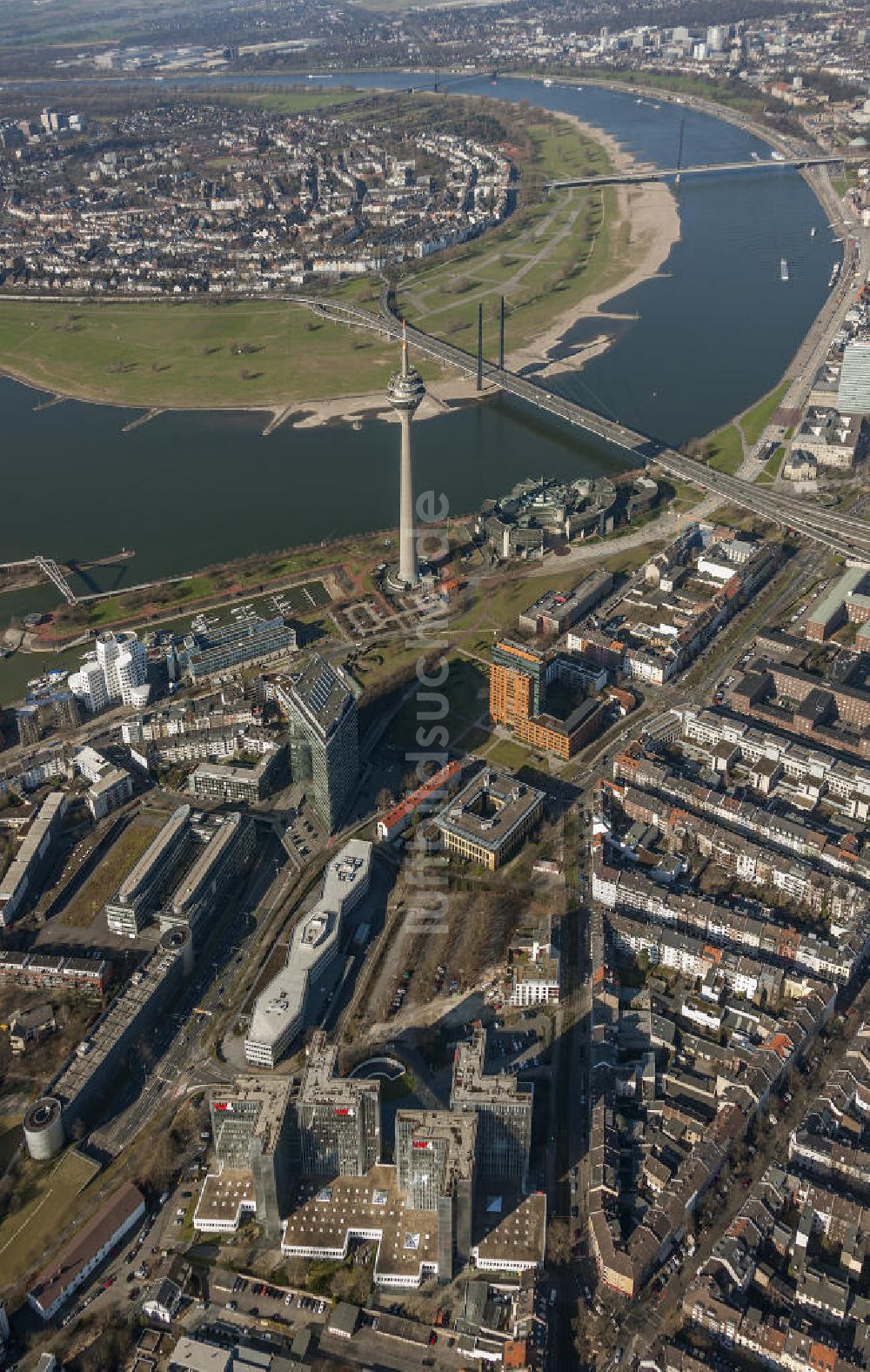 Düsseldorf aus der Vogelperspektive: Rheinschleife im Stadtgebiet von Düsseldorf in Nordrhein-Westfalen