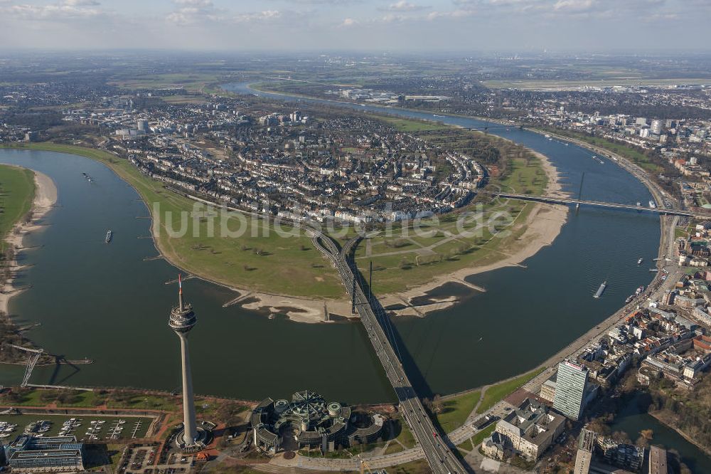 Luftbild Düsseldorf - Rheinschleife im Stadtgebiet von Düsseldorf in Nordrhein-Westfalen