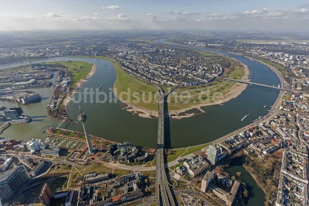 Luftaufnahme Düsseldorf - Rheinschleife im Stadtgebiet von Düsseldorf in Nordrhein-Westfalen