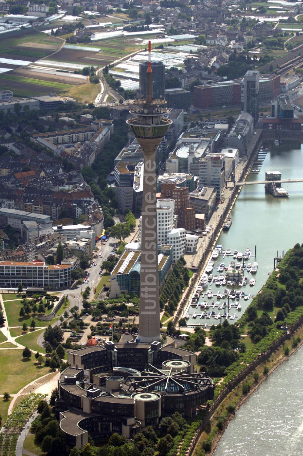 Düsseldorf aus der Vogelperspektive: Rheinturm und Landtag in Düsseldorf