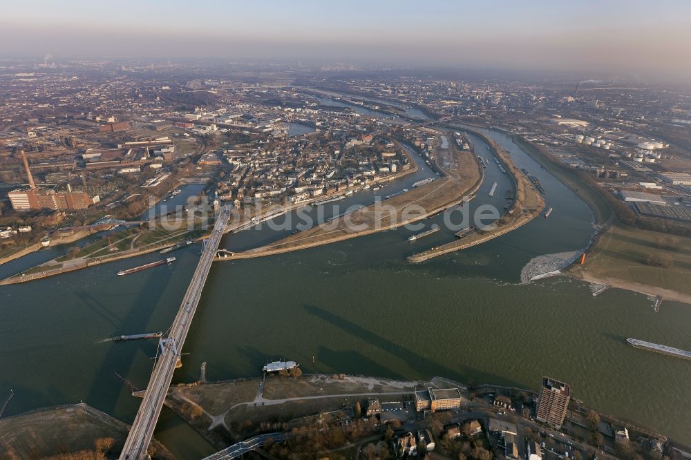 Duisburg aus der Vogelperspektive: Rheinverlauf in Duisburg im Bundesland Nordrhein-Westfalen