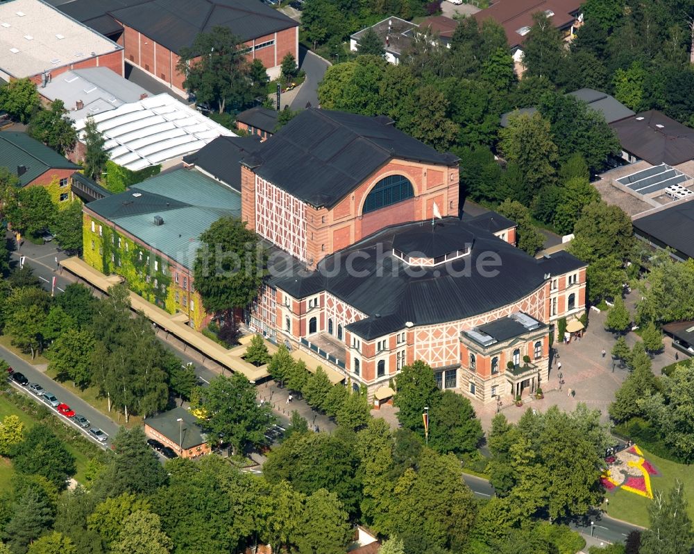 Bayreuth aus der Vogelperspektive: Richard-Wagner-Festspielhaus auf dem Grünen Hügel in Bayreuth im Bundesland Bayern