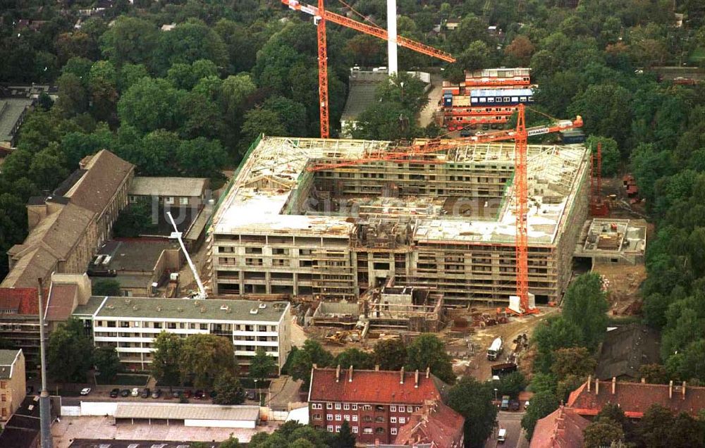 Luftbild Berlin - Richtfest am fertigen Rohbau des Krankenhaus Weißensee