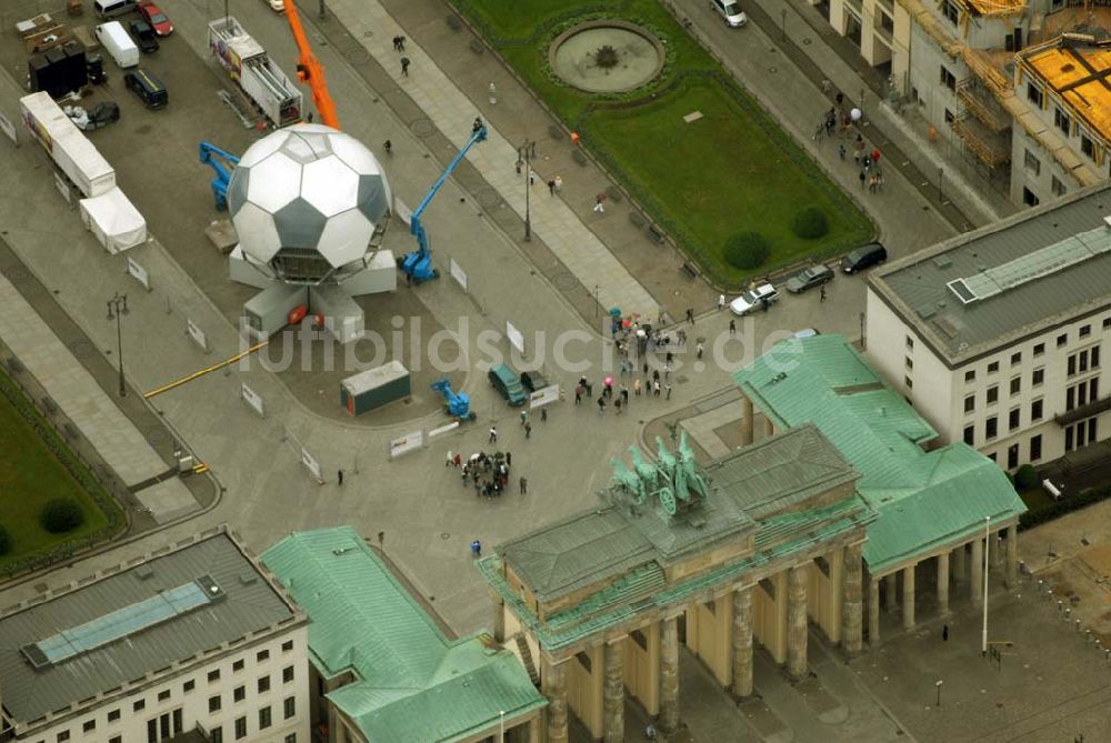 Berlin von oben - Riesenfußball zur Weltmeisterschaft vor dem Brandenburger Tor