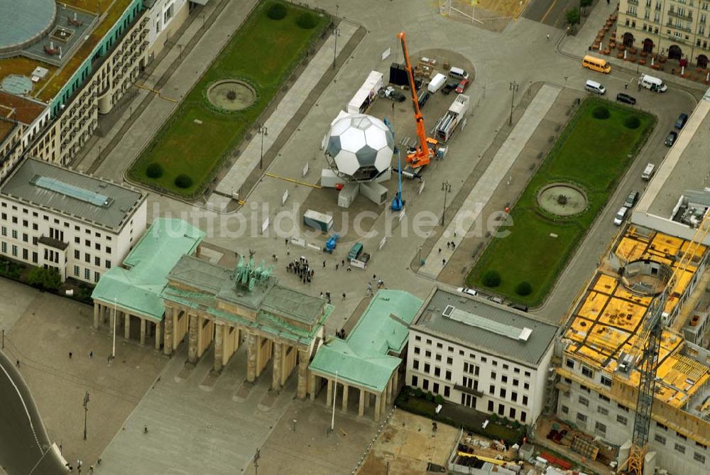 Berlin aus der Vogelperspektive: Riesenfußball zur Weltmeisterschaft vor dem Brandenburger Tor