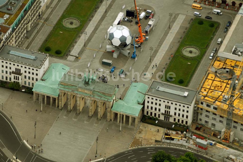 Luftbild Berlin - Riesenfußball zur Weltmeisterschaft vor dem Brandenburger Tor