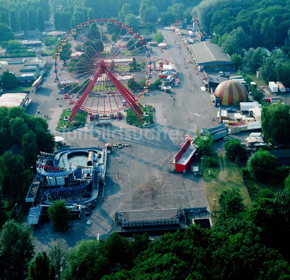 Berlin Treptow aus der Vogelperspektive: Riesenrad auf dem Gelände des DDR- Vergnügungspark Plänterwald in Berlin Treptow