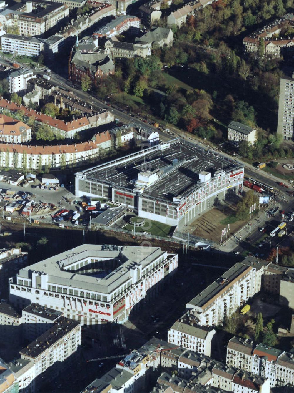 Berlin - Lichtenberg von oben - Ring-Center II der ECE Hamburg nach der Eröffnung des zweiten Bauabschnittes an der Frankfurter Allee in Berlin.