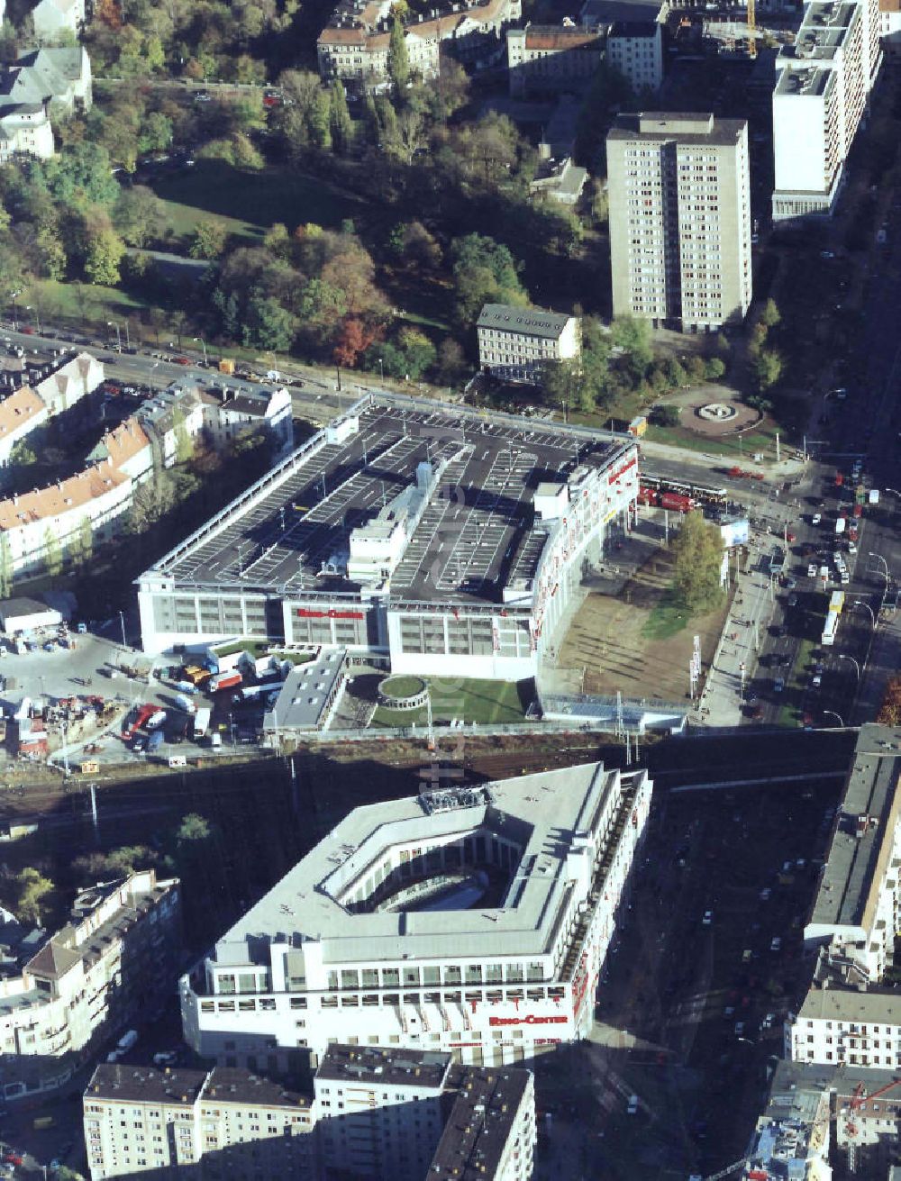 Berlin - Lichtenberg aus der Vogelperspektive: Ring-Center II der ECE Hamburg nach der Eröffnung des zweiten Bauabschnittes an der Frankfurter Allee in Berlin.