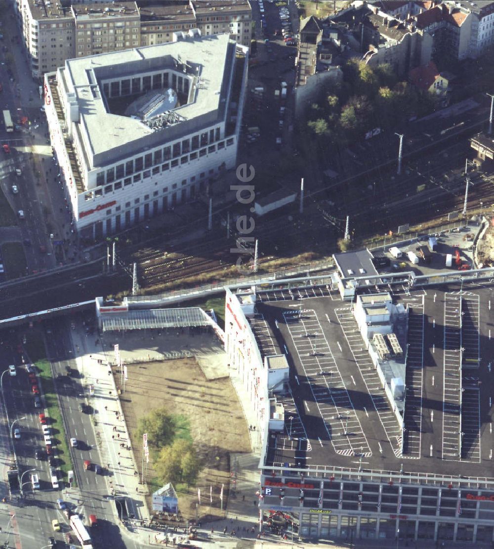 Berlin - Lichtenberg aus der Vogelperspektive: Ring-Center II der ECE Hamburg nach der Eröffnung des zweiten Bauabschnittes an der Frankfurter Allee in Berlin.