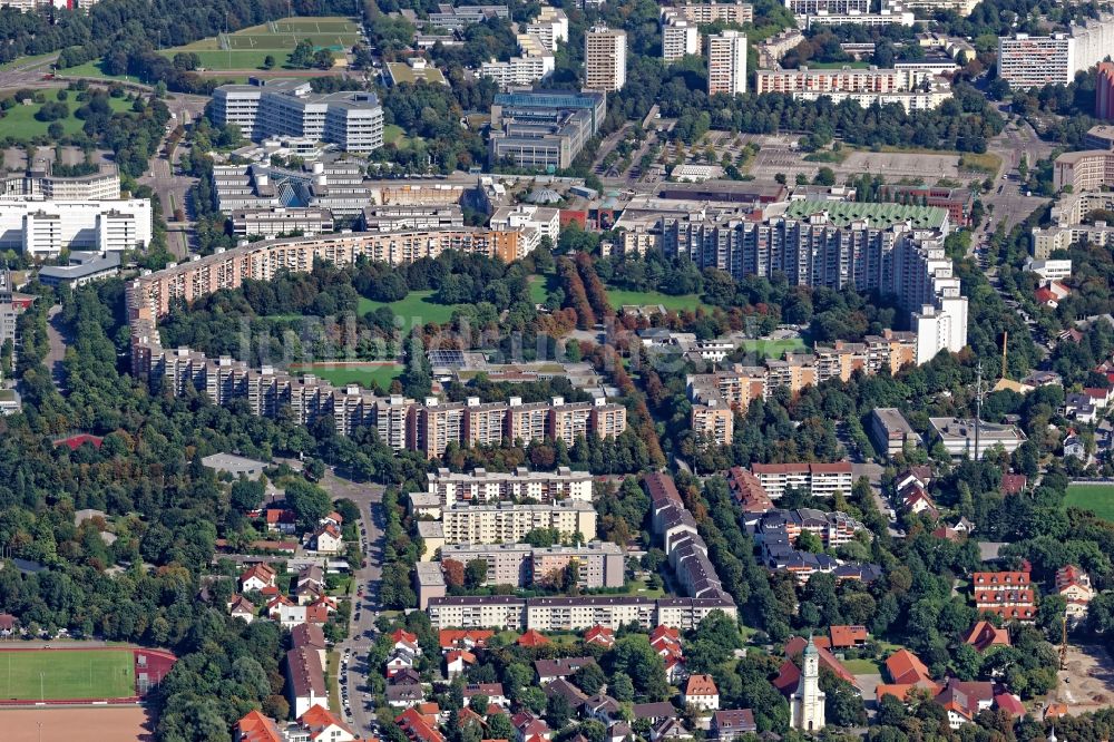 Luftaufnahme München - Ringförmige Hochhaus- Mehrfamilienhaussiedlung in München Neuperlach im Bundesland Bayern