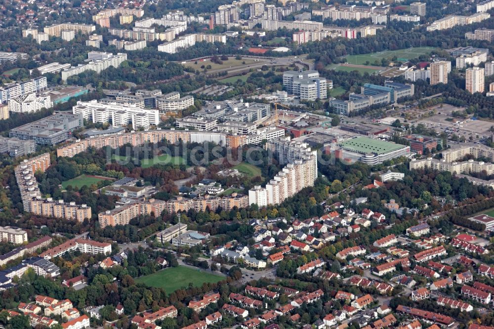 München aus der Vogelperspektive: Ringförmige Hochhaus- Wohnsiedlung Wohnring am Theodor-Heuss-Platz in München Neuperlach im Bundesland Bayern