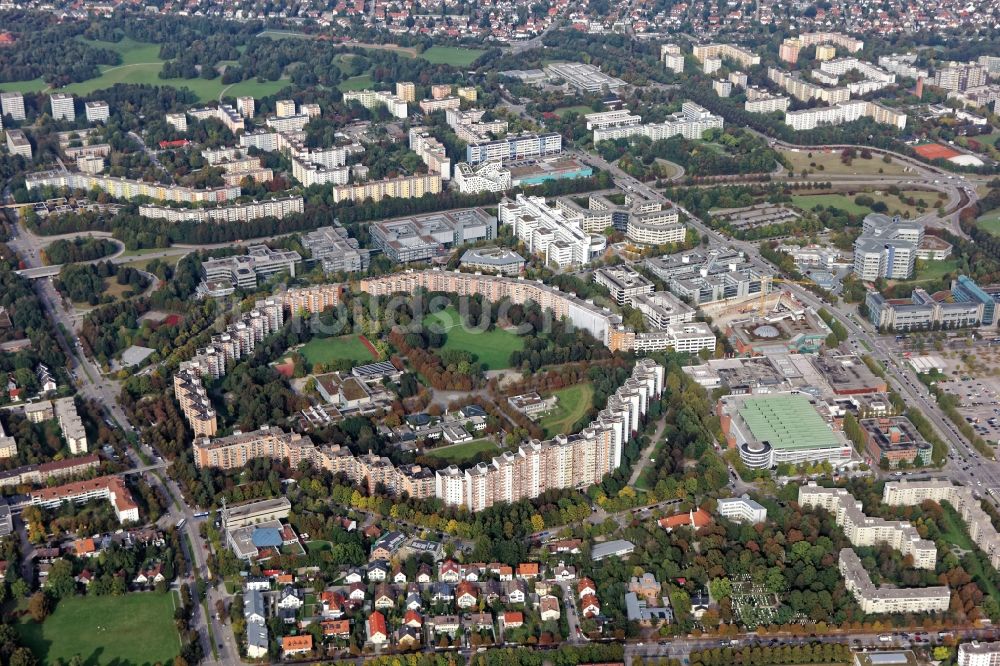 Luftbild München - Ringförmige Hochhaus- Wohnsiedlung Wohnring am Theodor-Heuss-Platz in München Neuperlach im Bundesland Bayern