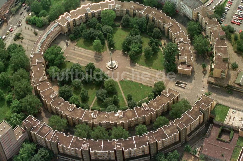 Berlin von oben - Ringförmige Wohnbauten am Franz Mehring Platz Berlin Kreuzberg 06.1995