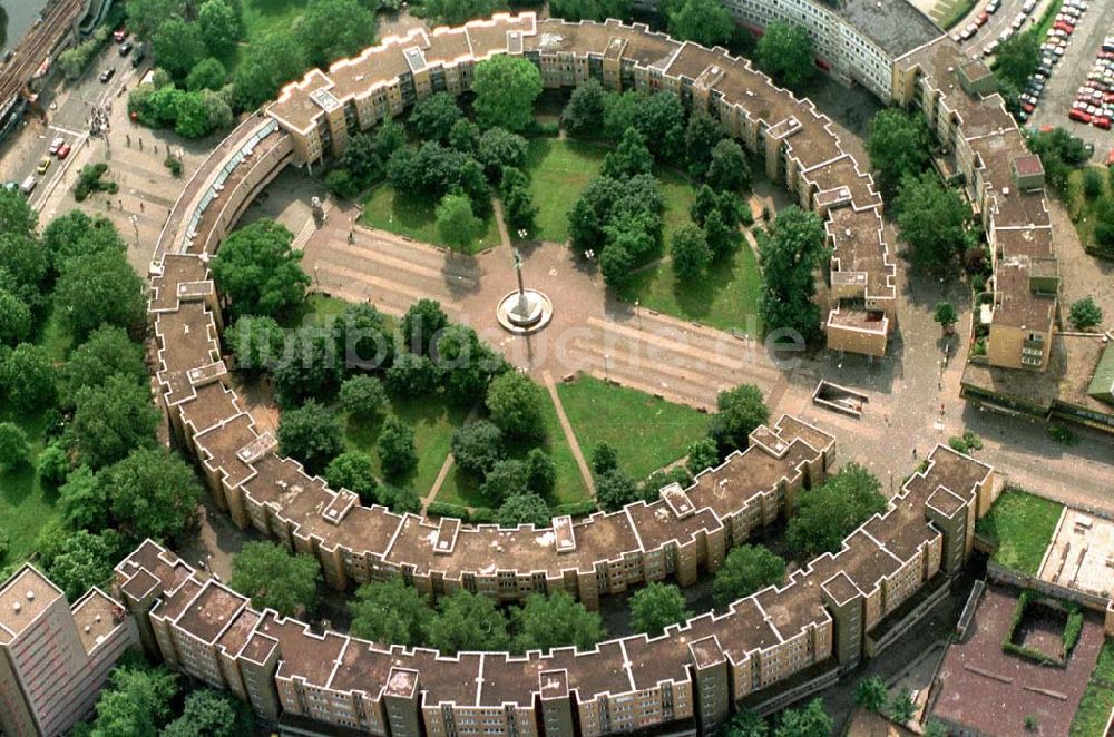 Berlin aus der Vogelperspektive: Ringförmige Wohnbauten am Franz Mehring Platz Berlin Kreuzberg 06.1995