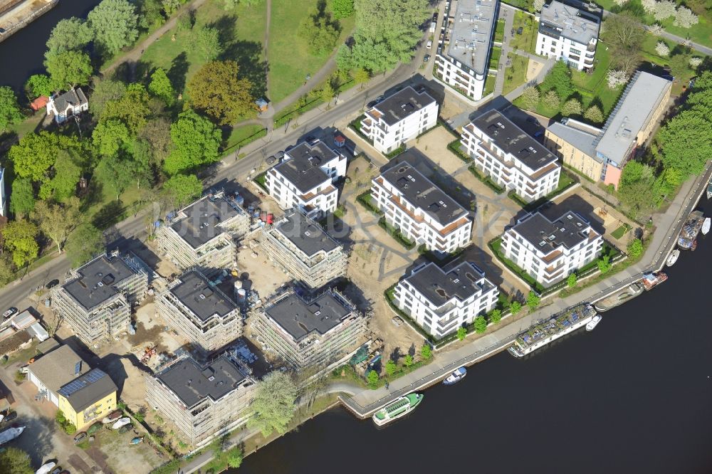 Berlin, Friedrichshain, Stralau aus der Vogelperspektive: Riverside - Bauprojekt auf Halbinsel Stralau in Berlin-Friedrichshain