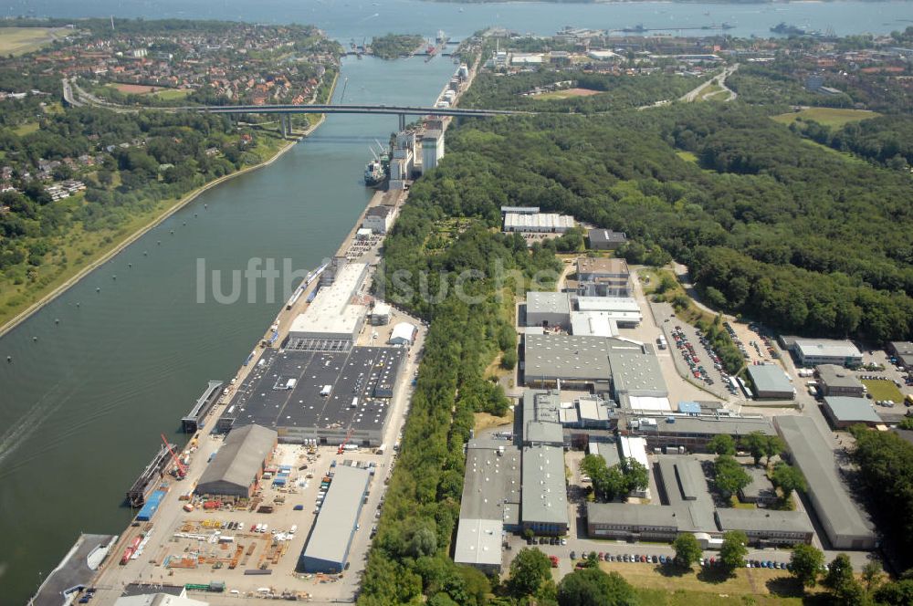 Luftbild Kiel - Riverside Kiel Canal / Ufer des Nord-Ostsee-Kanal und Boattec GmbH in Kiel in Schleswig-Holstein / SH