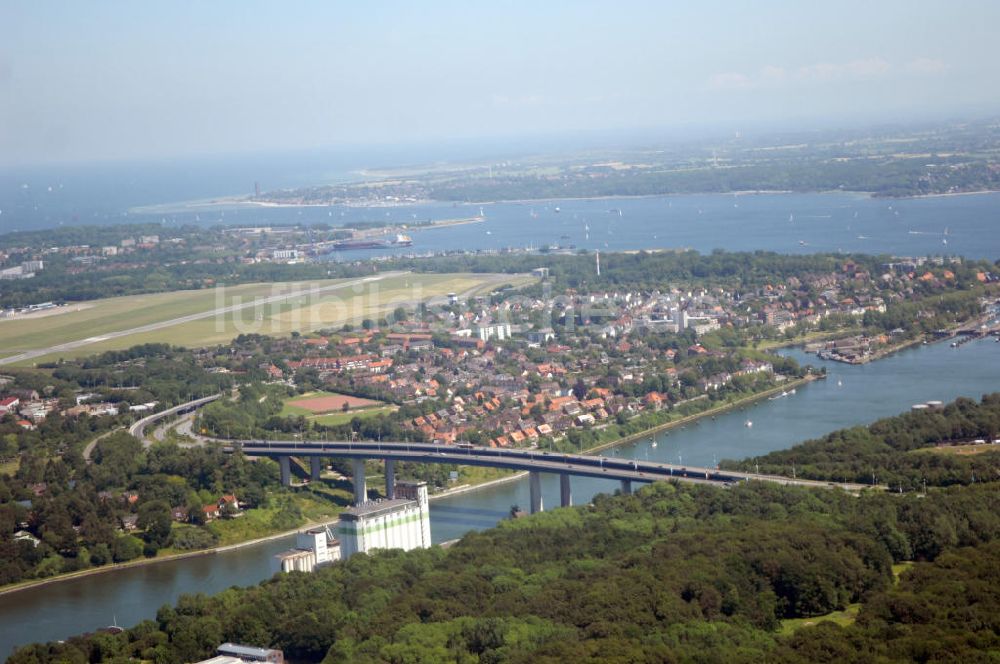 Luftaufnahme Kiel - Riverside Kiel Canal / Uferseiten des Nord-Ostsee-Kanal und die Brücke Prinz-Heinrich-Straße in Kiel in Schleswig-Holstein / SH