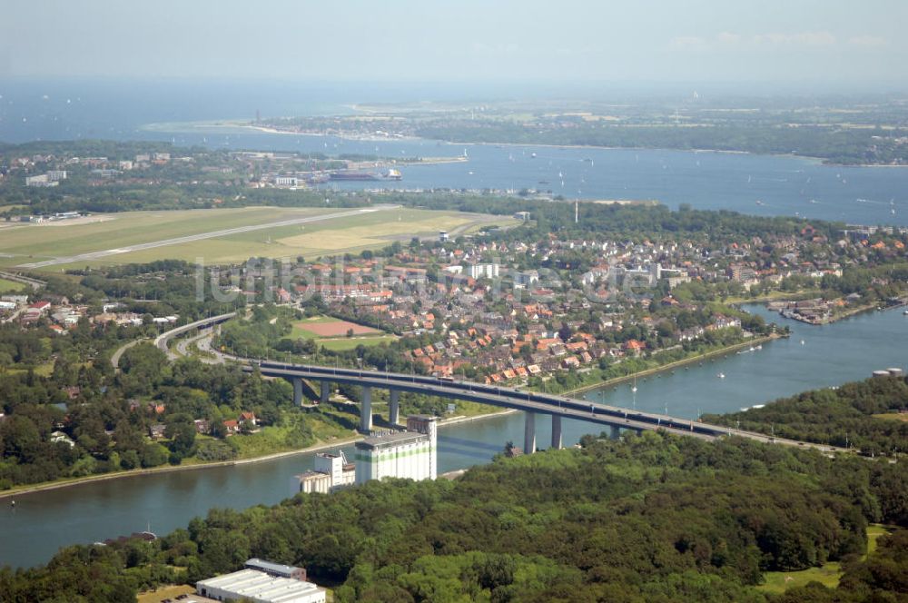 Kiel von oben - Riverside Kiel Canal / Uferseiten des Nord-Ostsee-Kanal und die Brücke Prinz-Heinrich-Straße in Kiel in Schleswig-Holstein / SH