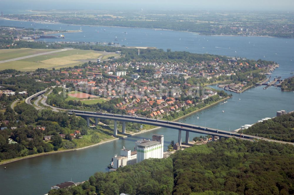 Kiel aus der Vogelperspektive: Riverside Kiel Canal / Uferseiten des Nord-Ostsee-Kanal und die Brücke Prinz-Heinrich-Straße in Kiel in Schleswig-Holstein / SH