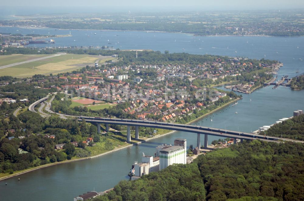 Luftbild Kiel - Riverside Kiel Canal / Uferseiten des Nord-Ostsee-Kanal und die Brücke Prinz-Heinrich-Straße in Kiel in Schleswig-Holstein / SH