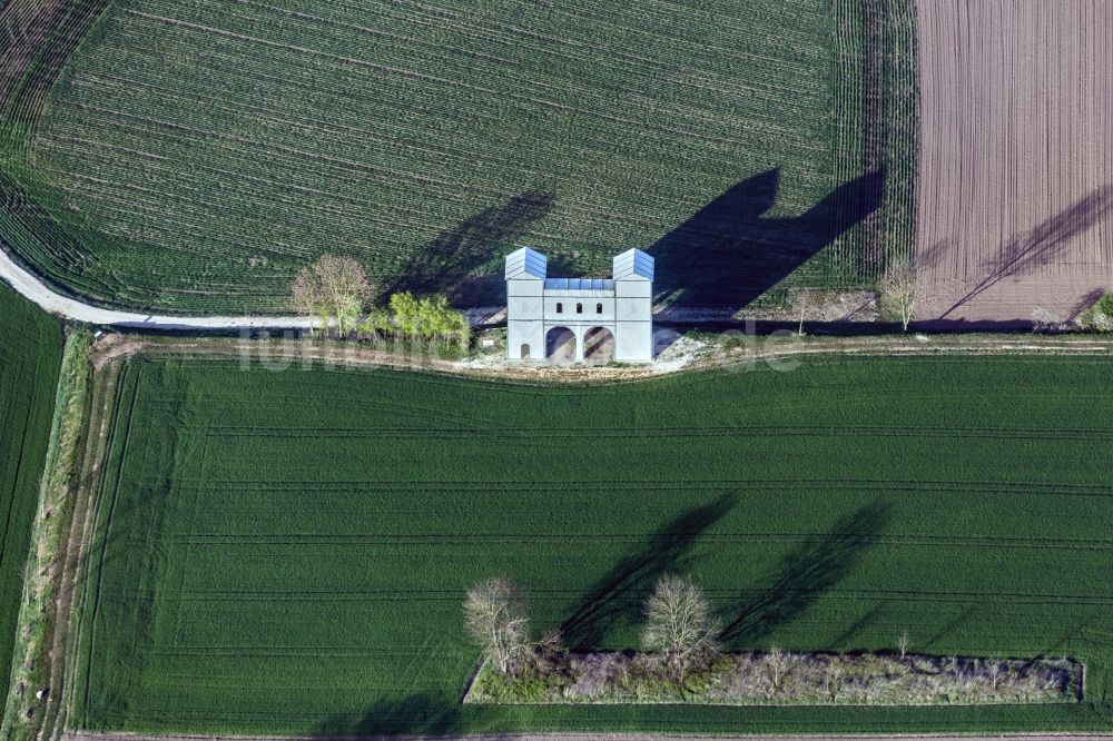 Pförring aus der Vogelperspektive: Römerkastell in der Feld- Landschaft bei Pförring im Bundesland Bayern