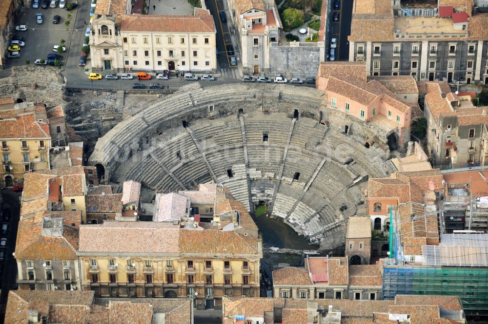 Catania Sizilien aus der Vogelperspektive: Römisches Theater in Catania auf Sizilien in Italien