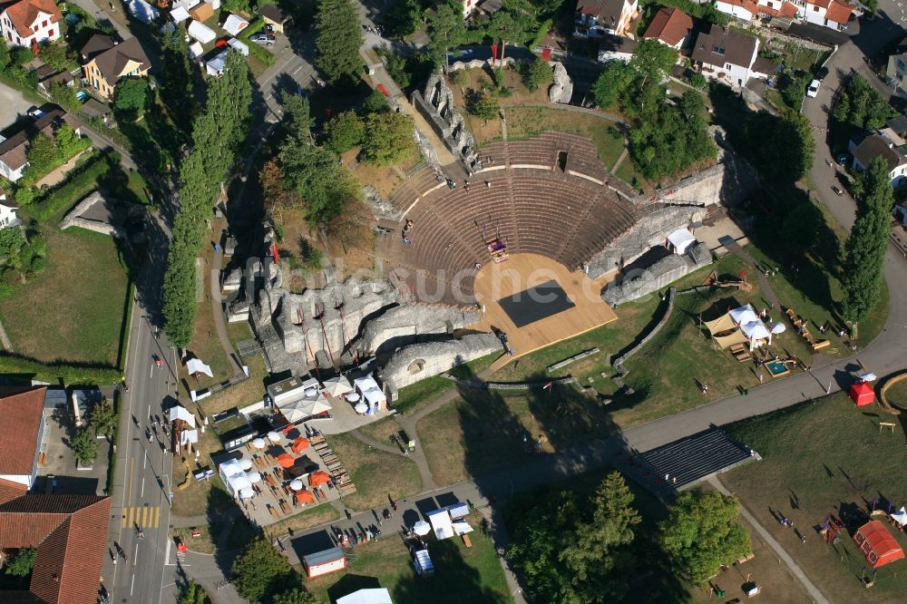 Augst aus der Vogelperspektive: Römisches Theater, das historische Amphitheater Augusta Raurica in Augst im Kanton Basel-Landschaft, Schweiz