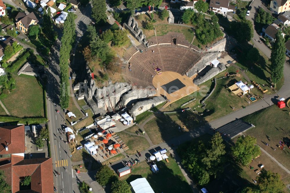 Luftbild Augst - Römisches Theater mit Tribünen, das historische Amphitheater Augusta Raurica in Augst im Kanton Basel-Landschaft, Schweiz