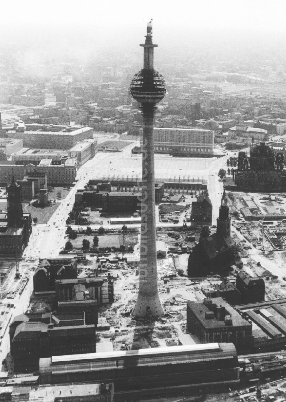 Luftaufnahme Berlin - Rohbau des Berliner Fernsehturm am Alexanderplatz in Berlin-Mitte