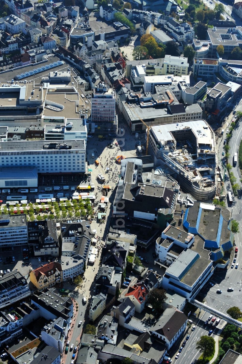 Luftaufnahme Lüdenscheid - Rohbau eines Geschäfts- Wohn- und Ärztehauses in Lüdenscheid im Bundesland Nordrhein-Westfalen